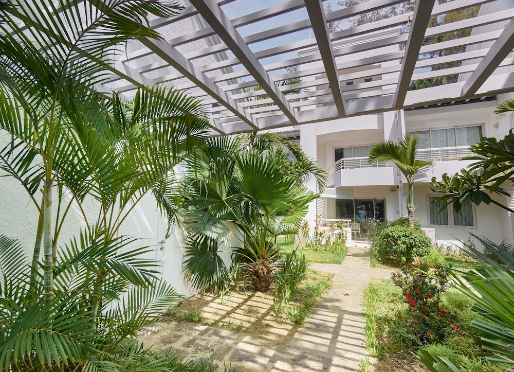 Le Beachclub Serviced Apartments And Villas 67/77