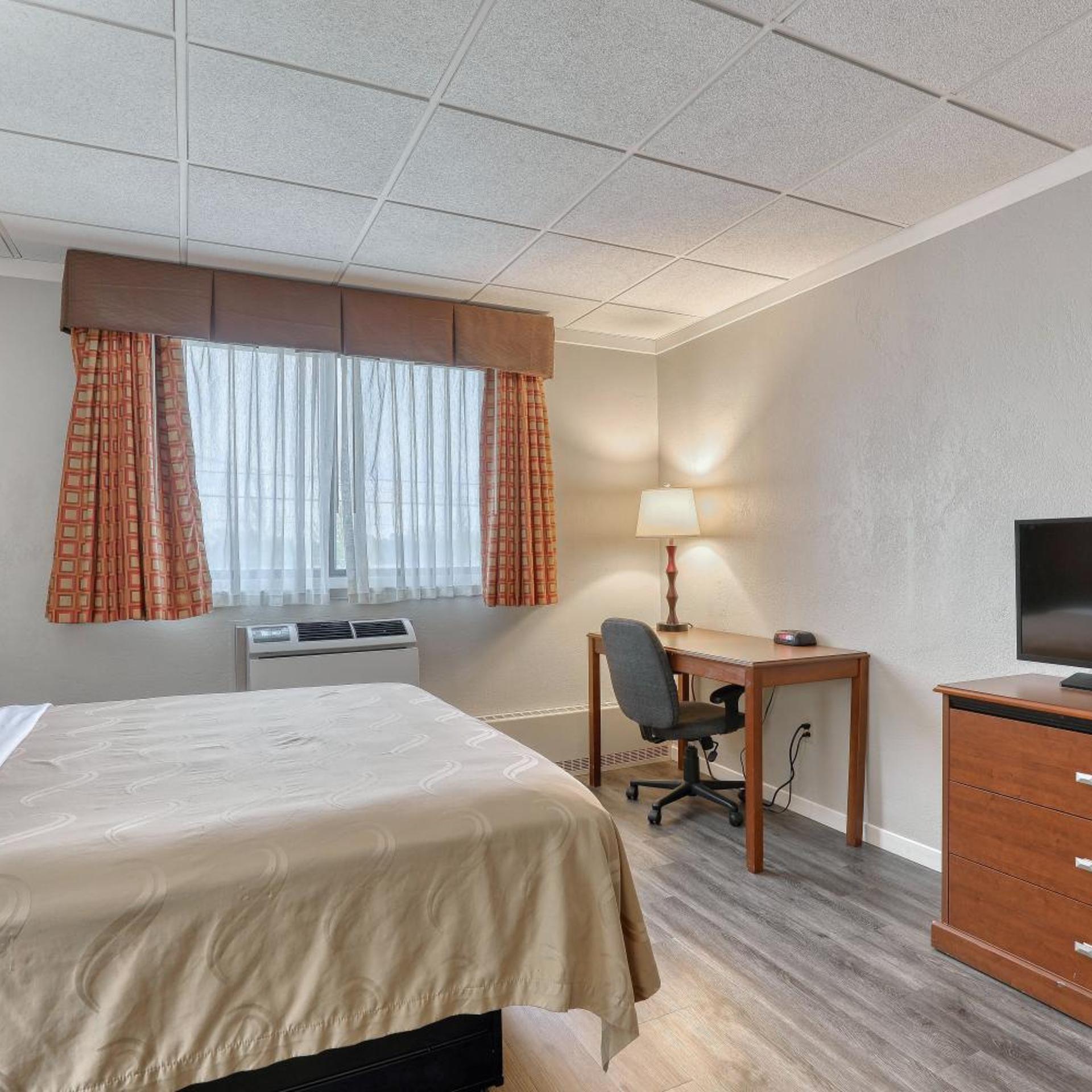 غرفة بسرير كوين مع أريكة، Quality Inn & Suites Green Bay Downtown 3/7