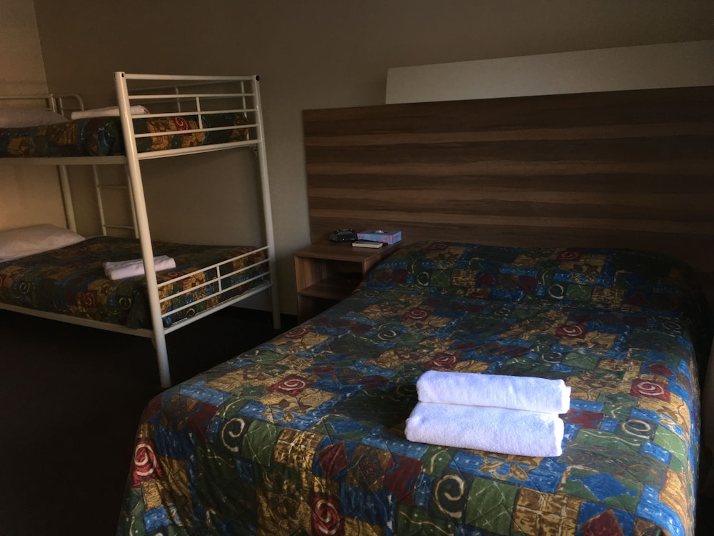 RED CEDARS MOTEL CANBERRA 15/42