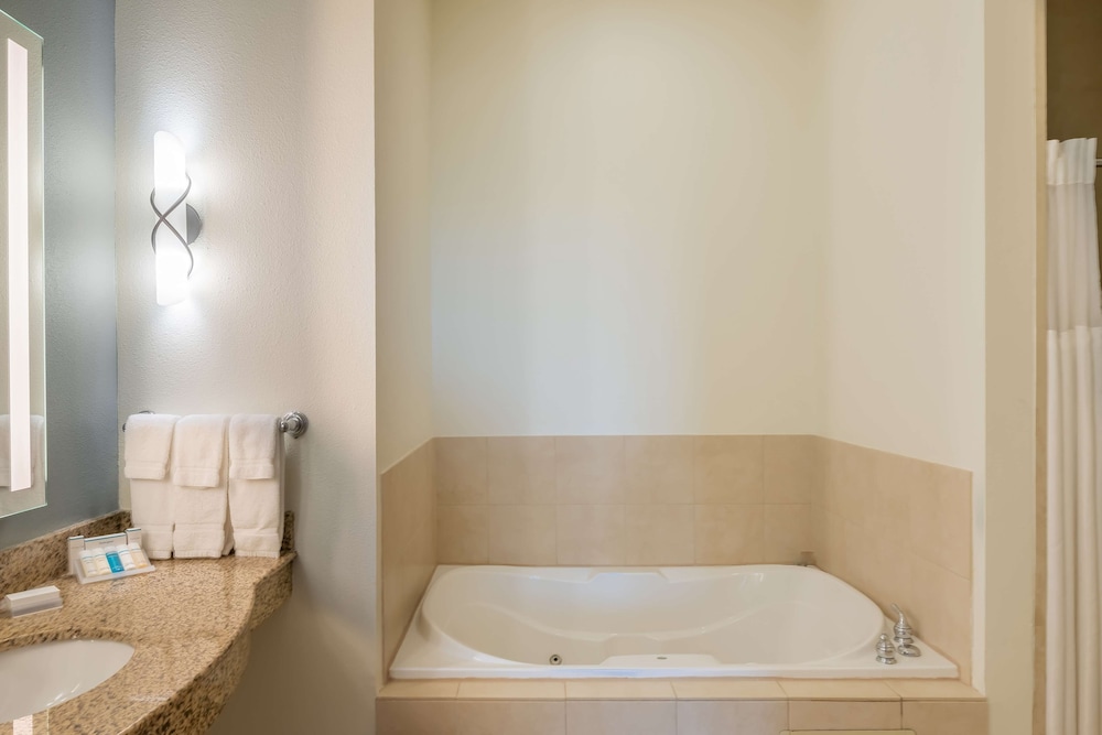 Hilton Garden Inn Granbury 11/64