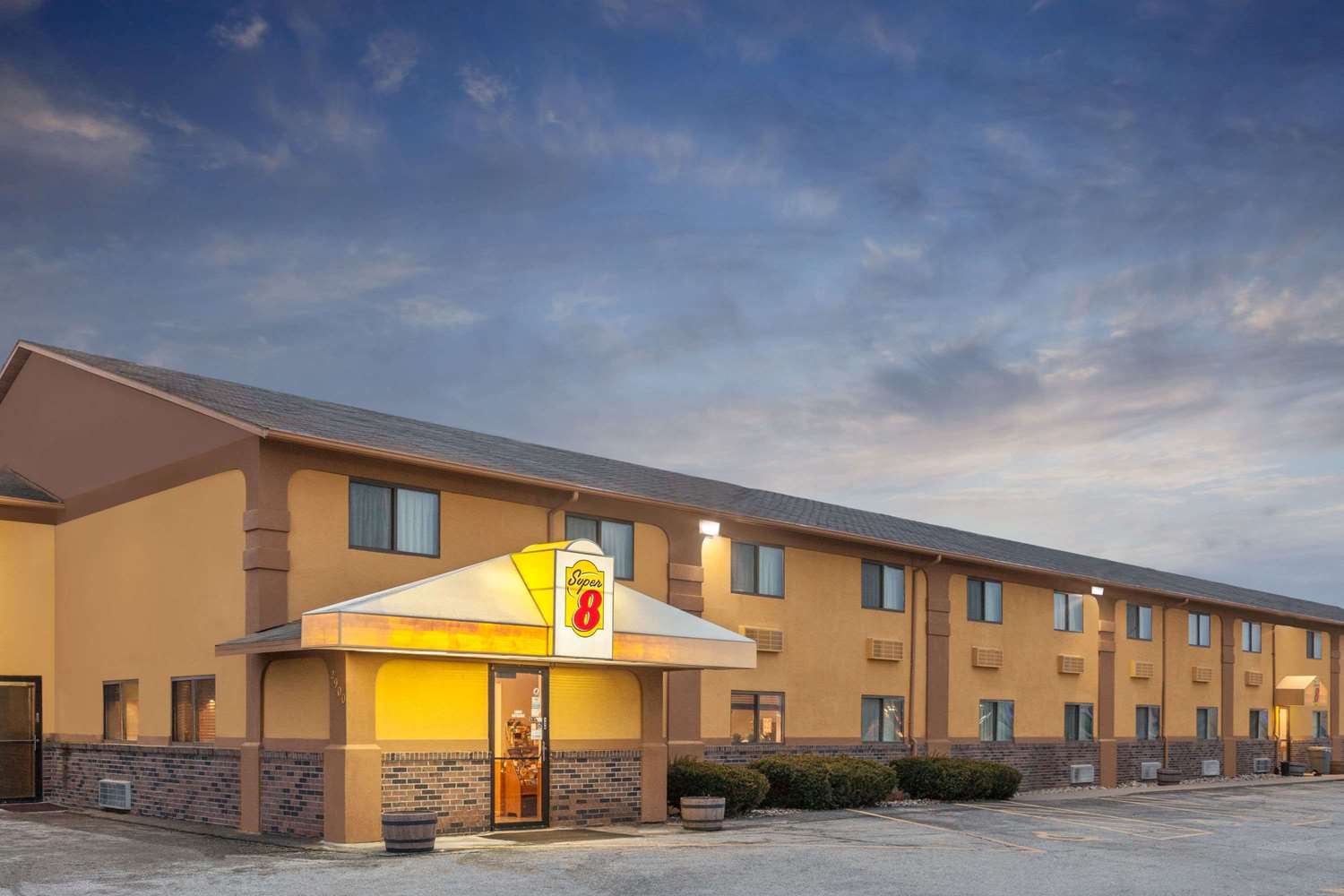 Super 8 By Wyndham Muscatine 1/10