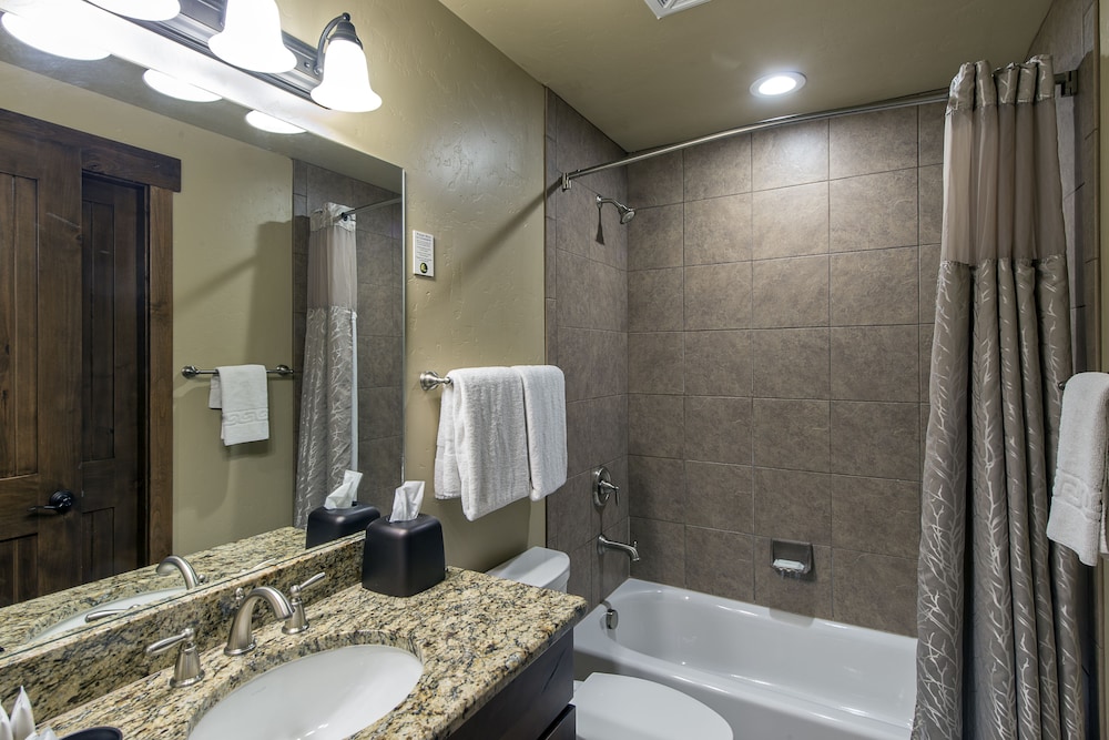Grand, Peak, Lodge, Suite, King Bed, Sofa 2/2