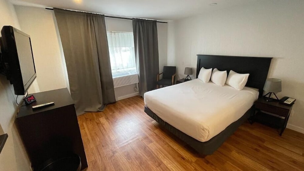 JUNIOR SUITE, QUEEN BED, KITCHENETTE