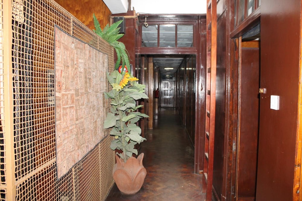 OAKWOOD HOTEL 52/53
