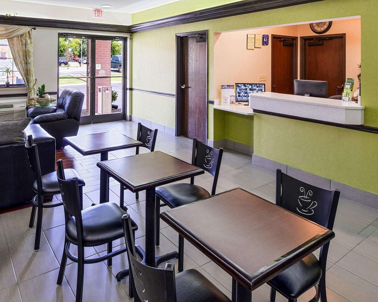 Econo Lodge Inn and Suites Shelbyville 14/21