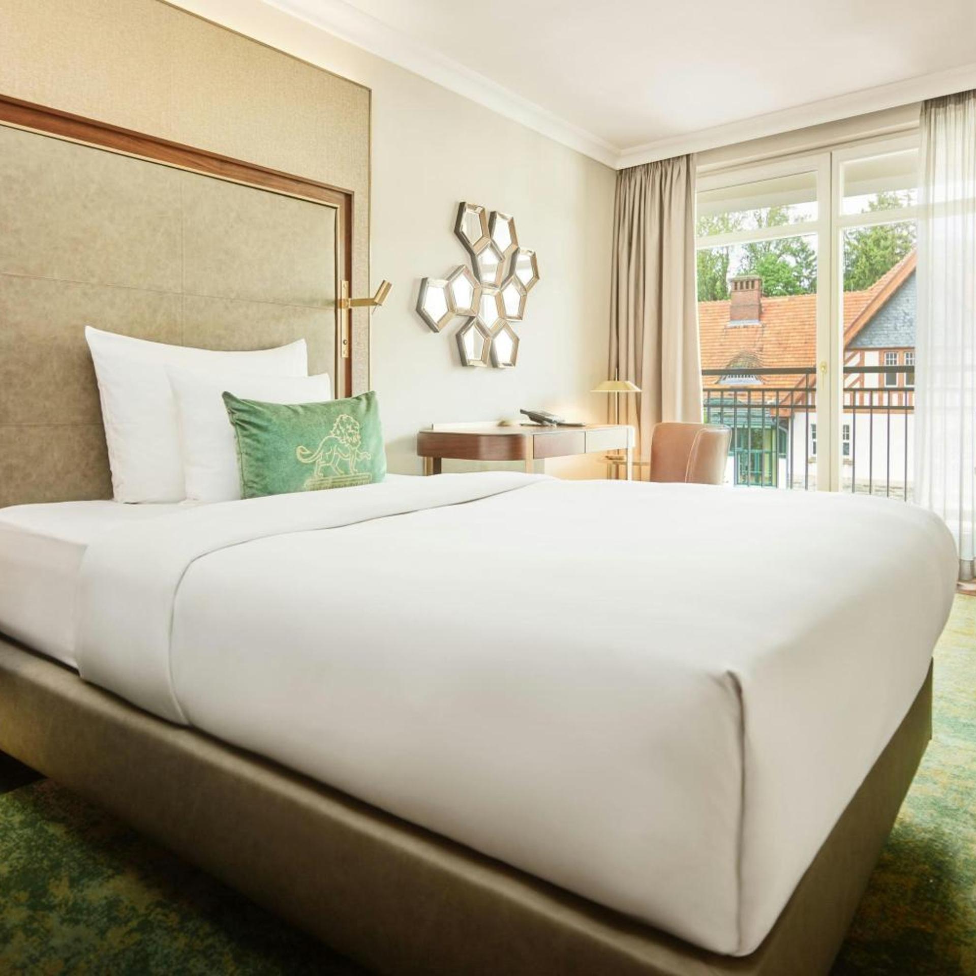Guest Room, Superior, Single, Queen Bed, Resort View, Sofa