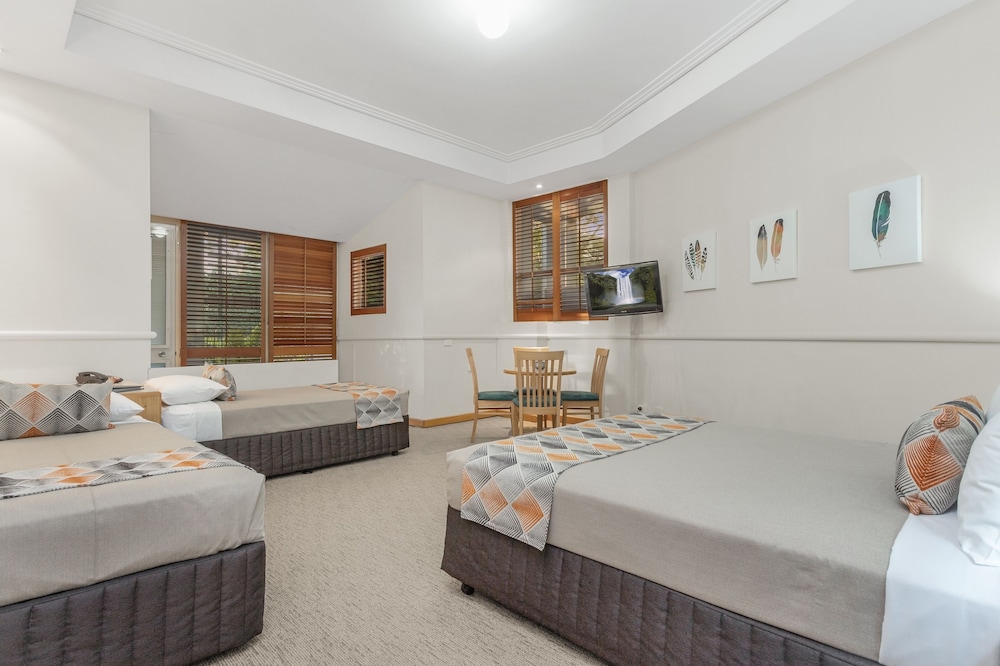CLASSIC, QUADRUPLE, MULTIPLE BEDS, KITCHENETTE