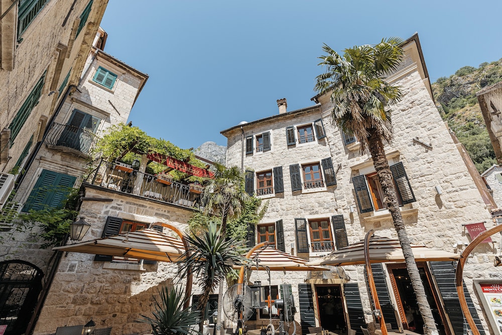 Hotel Monte Cristo 3/74