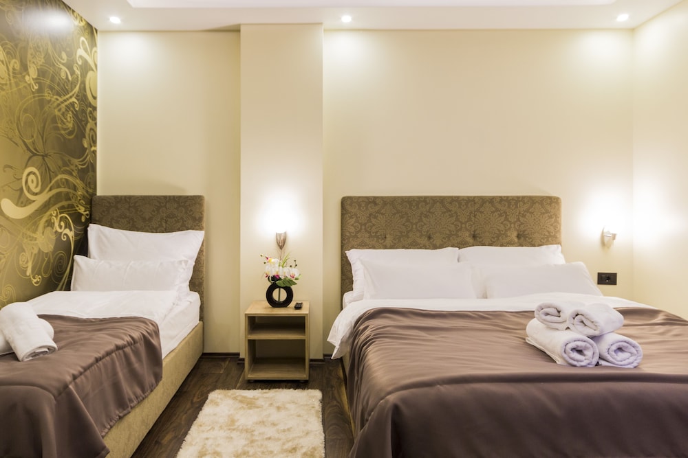 Madison Rooms 4/50