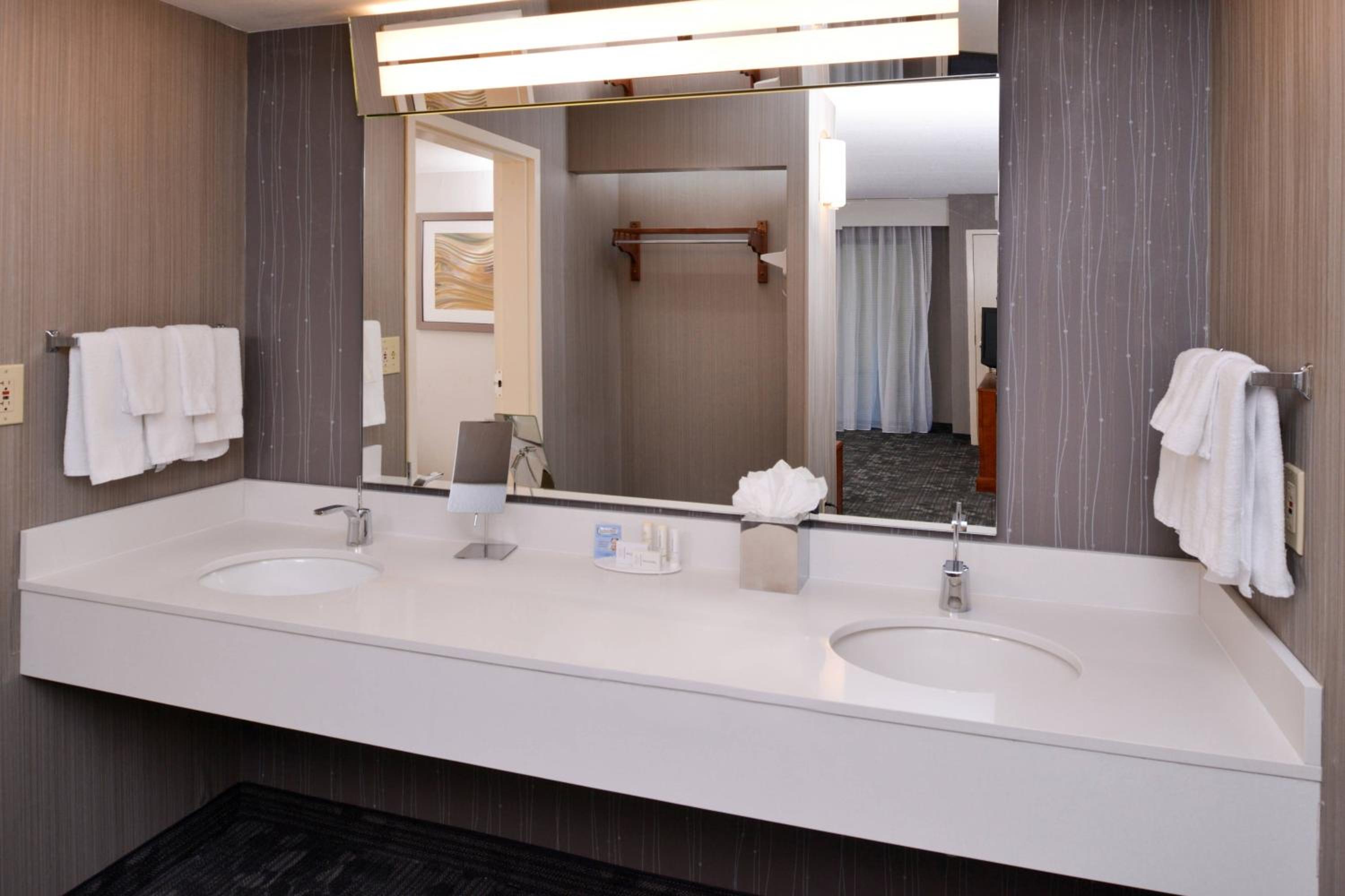 جناح بسرير كينج بغرفة نوم واحدة مع أريكة، Courtyard by Marriott Charlotte Gastonia 3/3