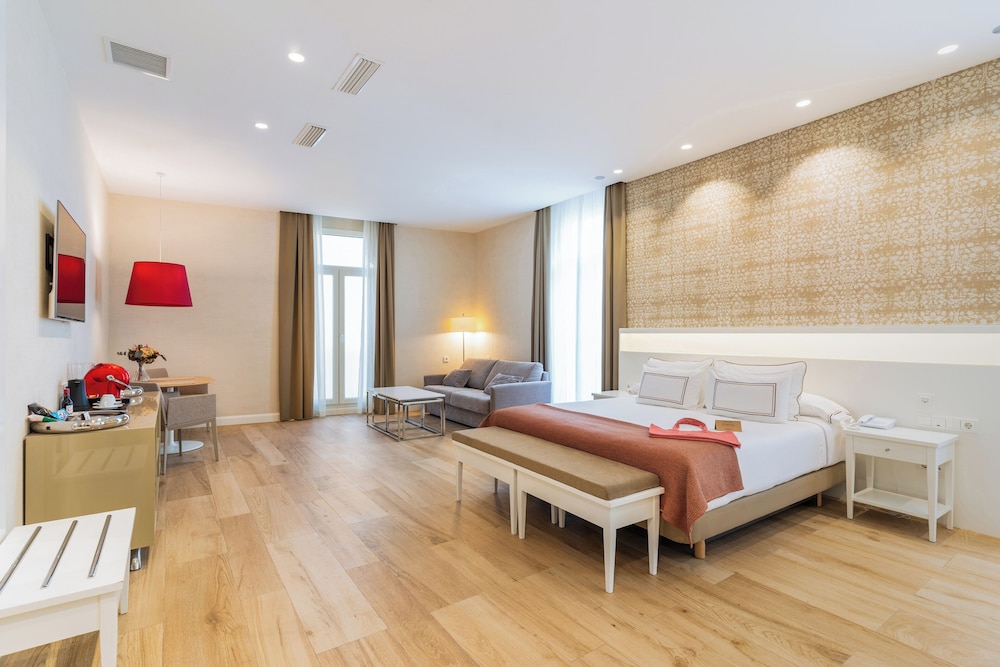 JUNIOR SUITE