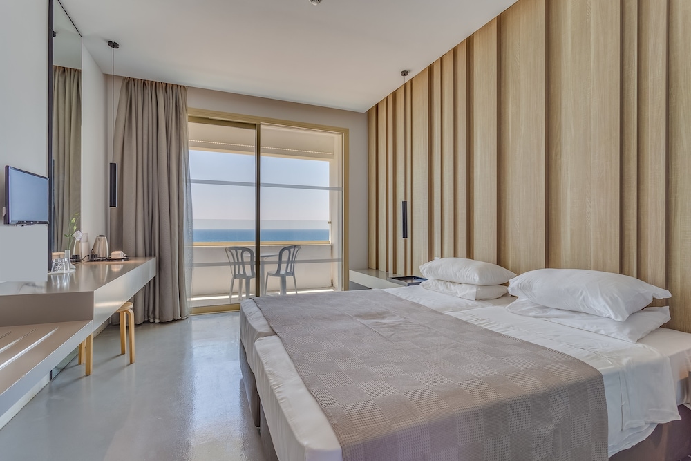 Piere Anne Beach Hotel 11/47