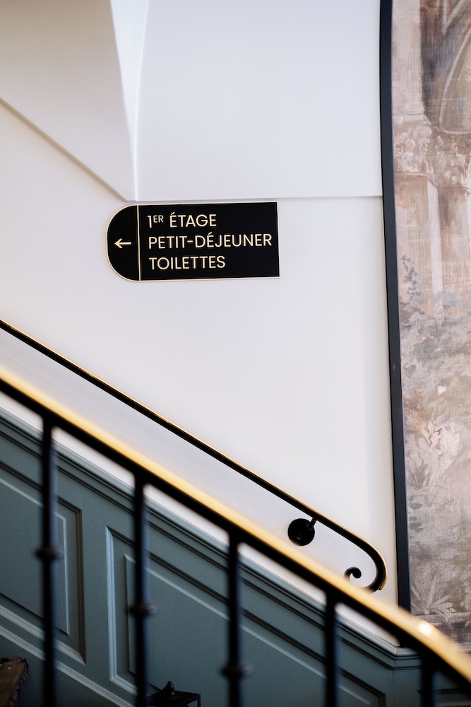 Paris Neuilly Hotel 48/64