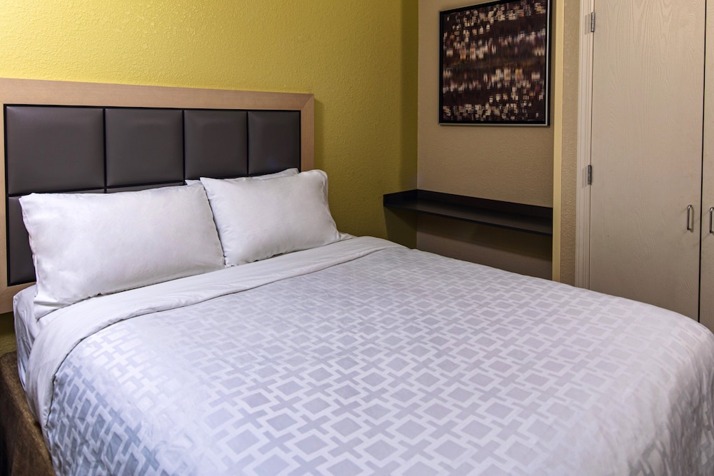 Candlewood Suites Appleton 7/38