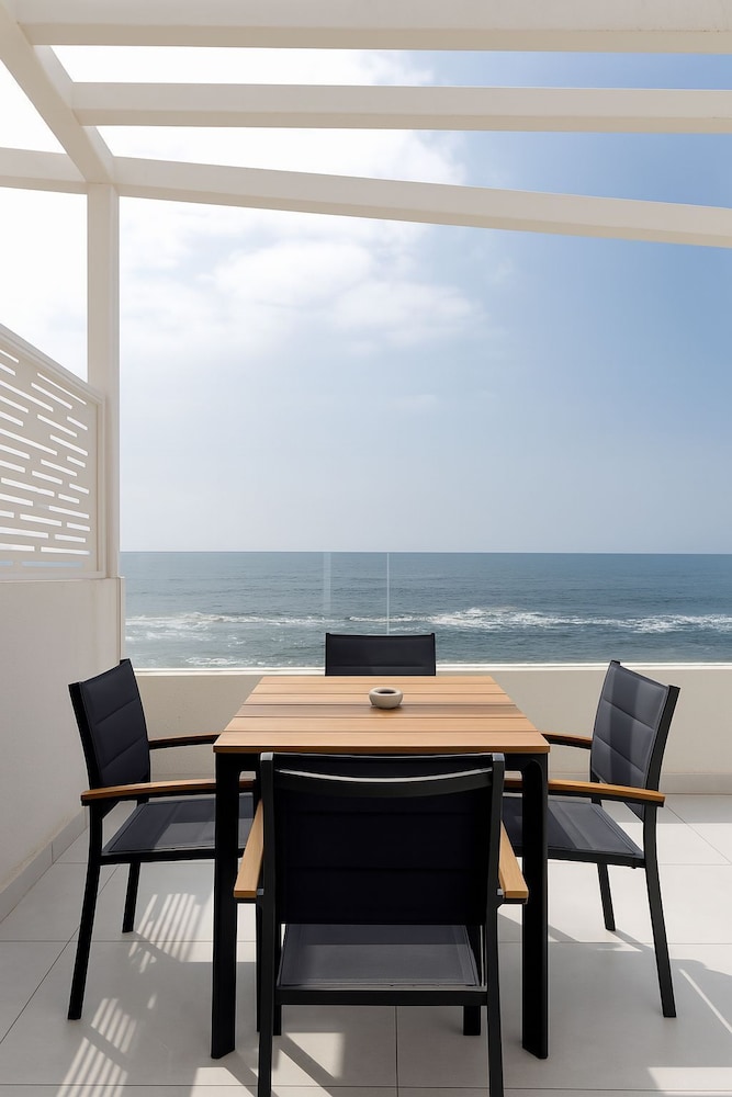 SeaRock Suites Hotel 10/15