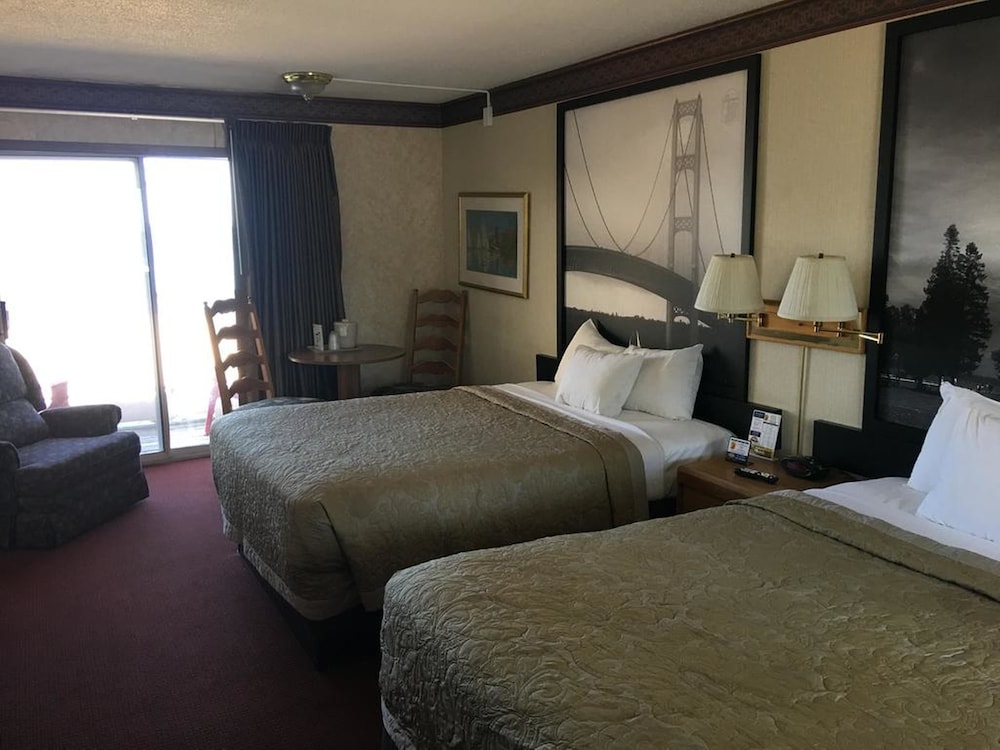 FAMILY, 3 QUEEN BEDS, LAKE VIEW, BALCONY