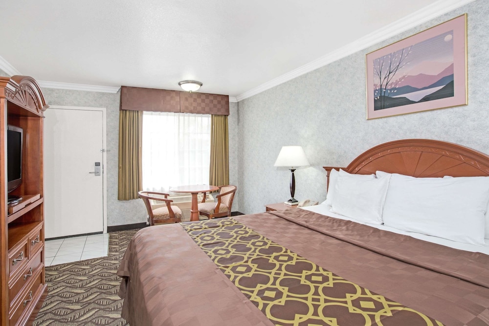 Days Inn By Wyndham Los Angeles Lax Redondo Manhattan Beach 16/56