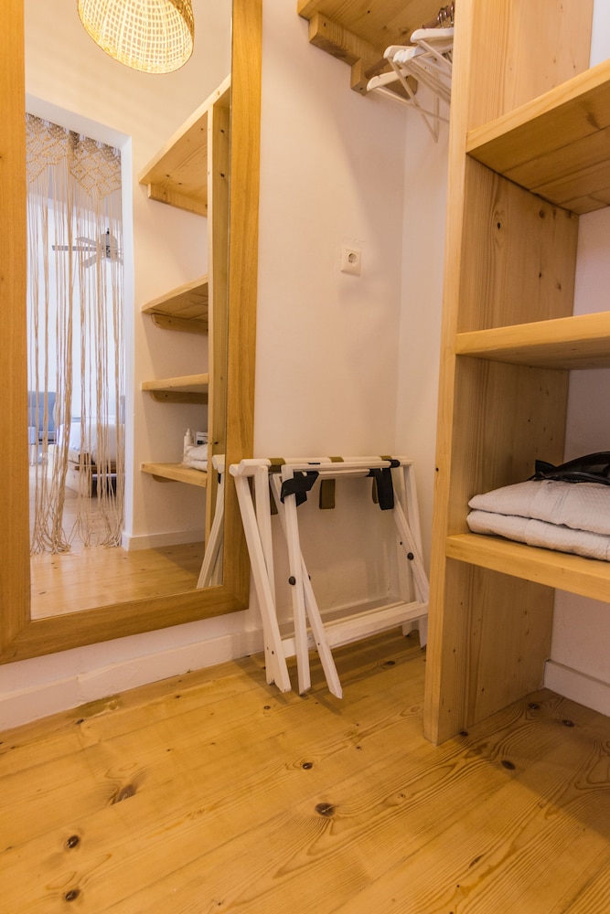 SALT SUITES & EXECUTIVE ROOMS 54/56