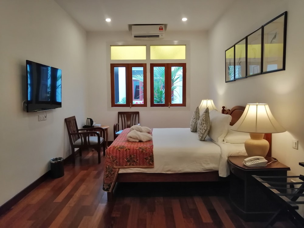Heeren Straits Hotel 20/75