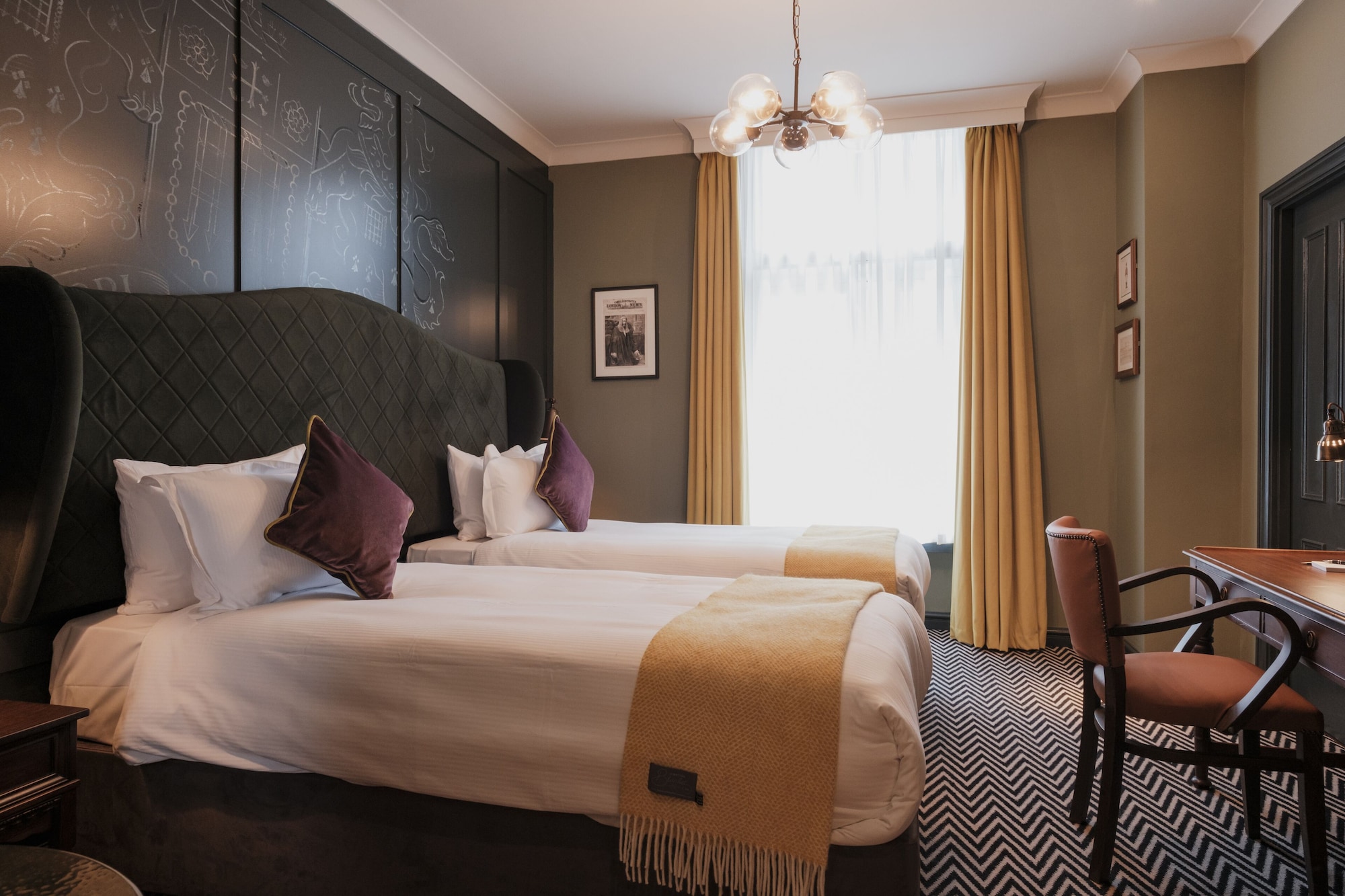 DELUXE, TWIN BEDS