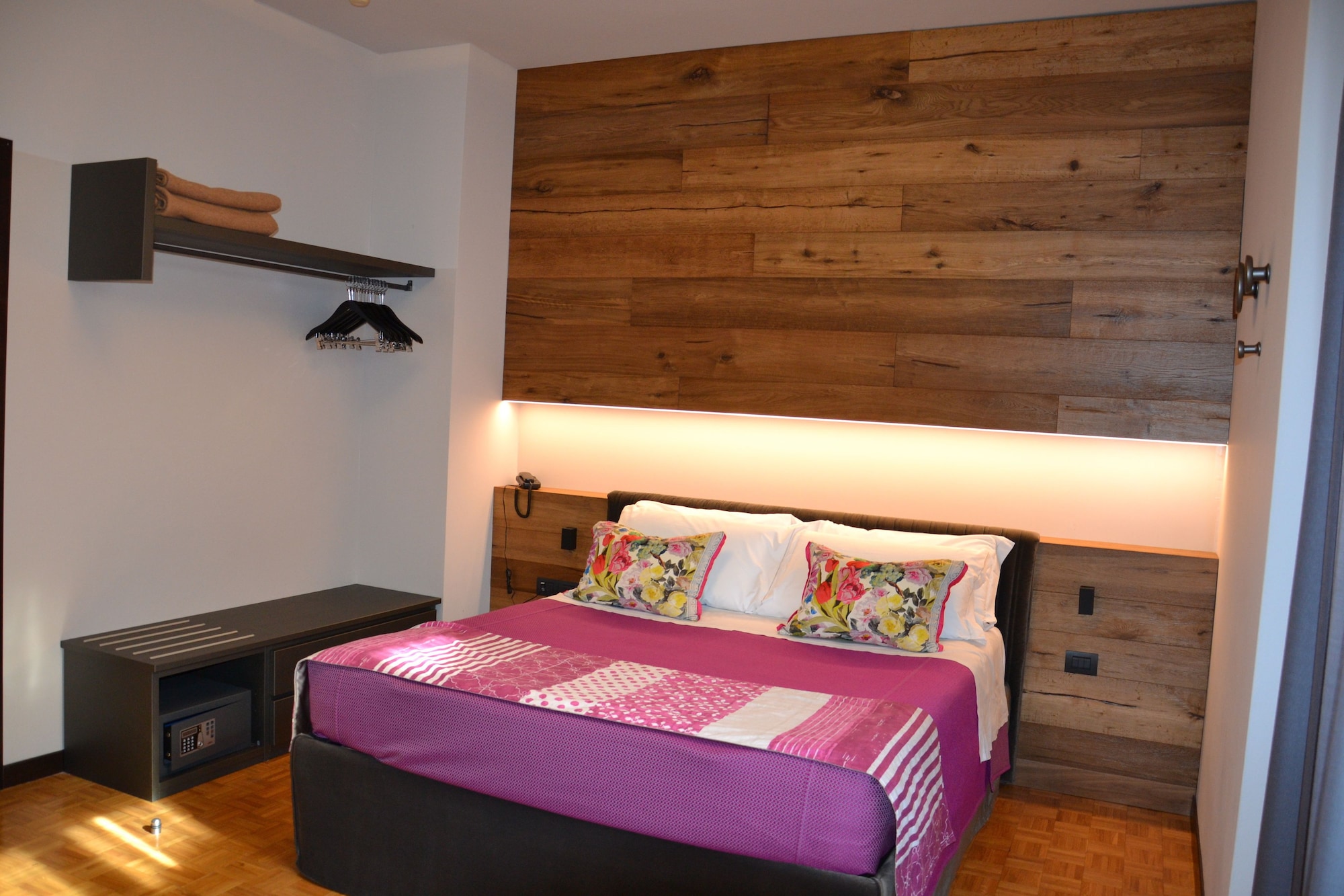 ROOM, DOUBLE OR TWIN BED