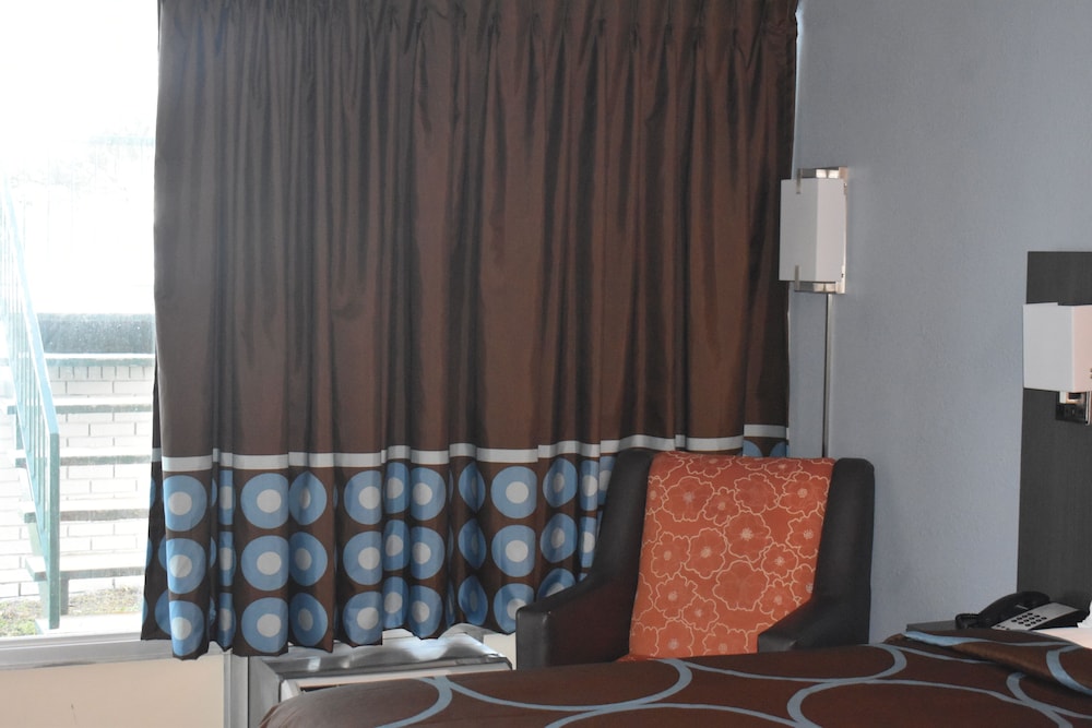 Super 8 by Wyndham Riverside AL 15/44
