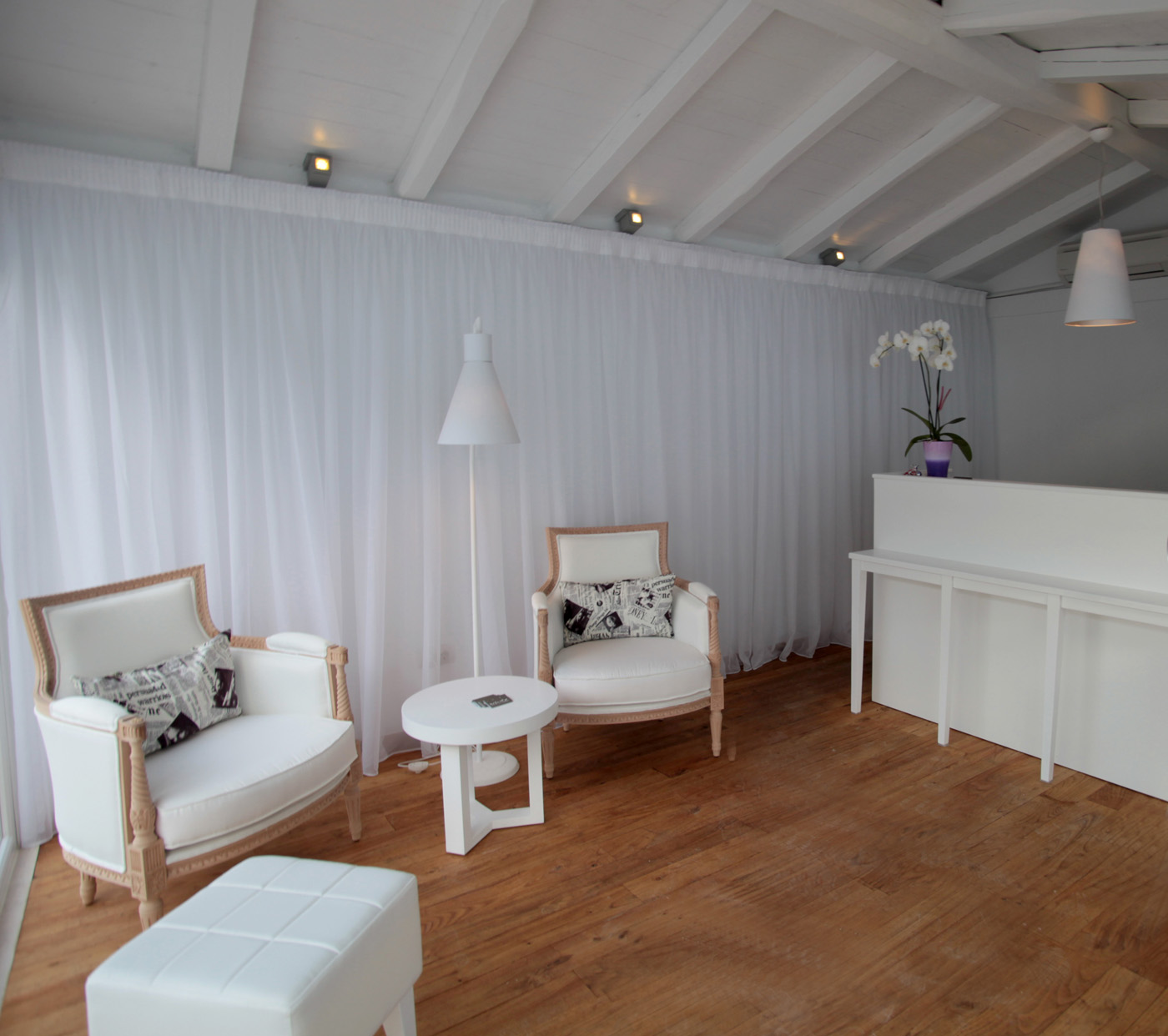 WHITE SUITES 9/39