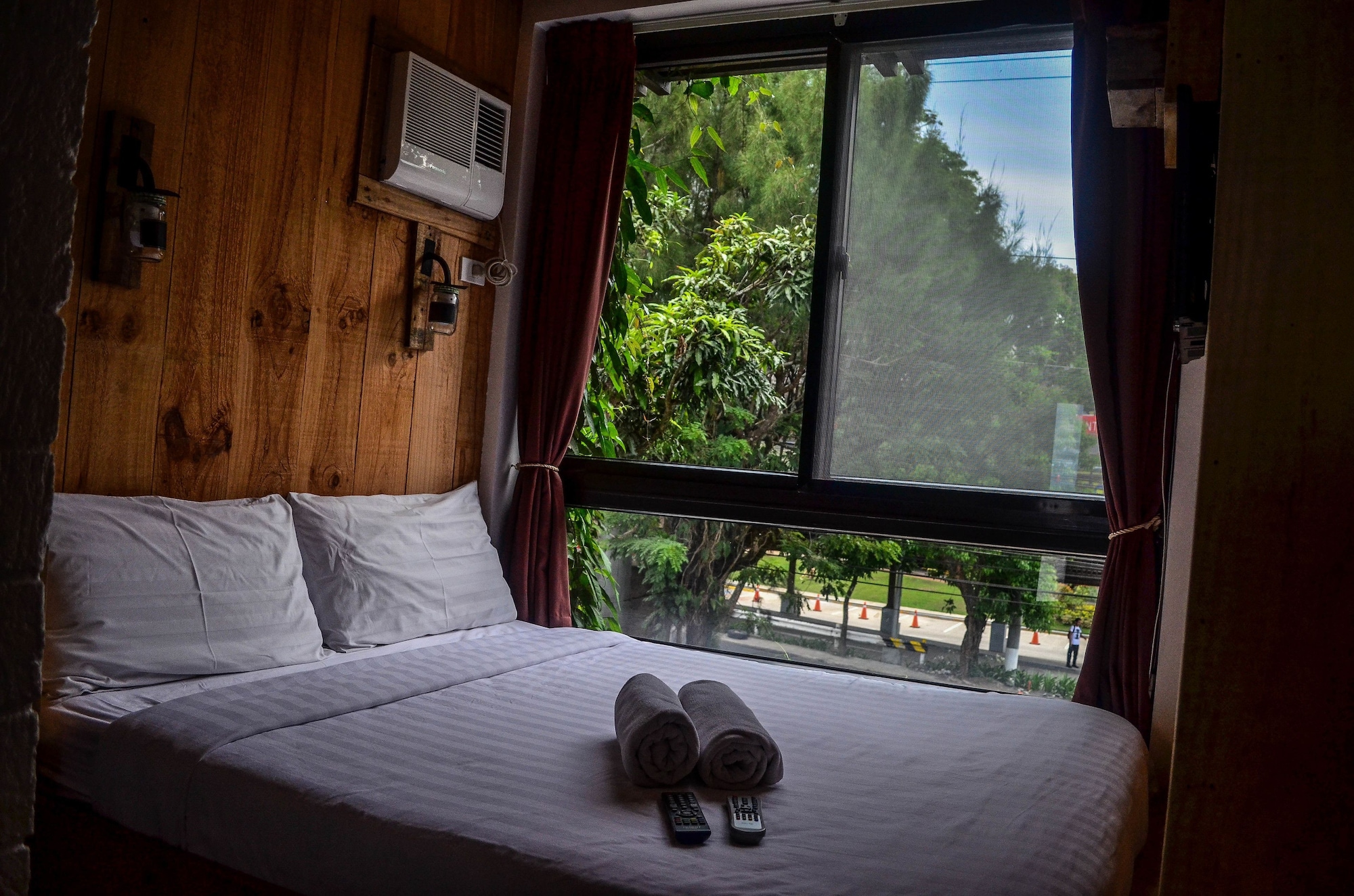 ROOM, QUEEN BED
