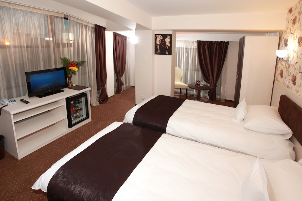 West Plaza Hotel 10/39