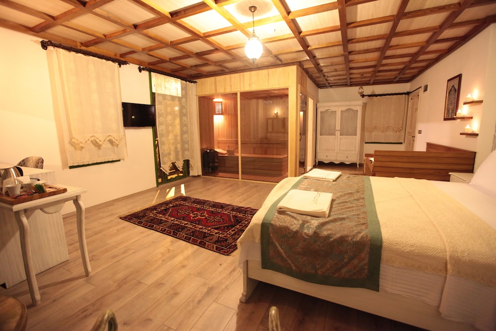 LUXURY, KING BED, POOL VIEW