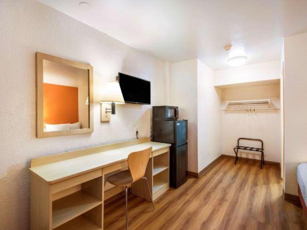 2 Full Beds - Micfridge, Smoking، Motel6 Youngtown, AZ - Phoenix - Sun City 2/4