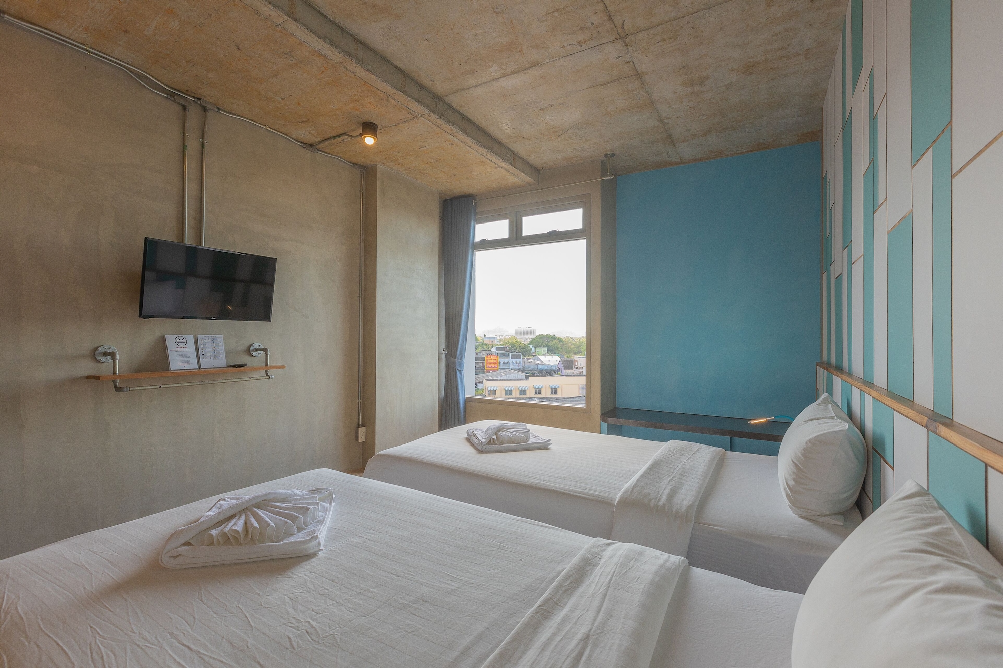 DELUXE, TWIN BEDS