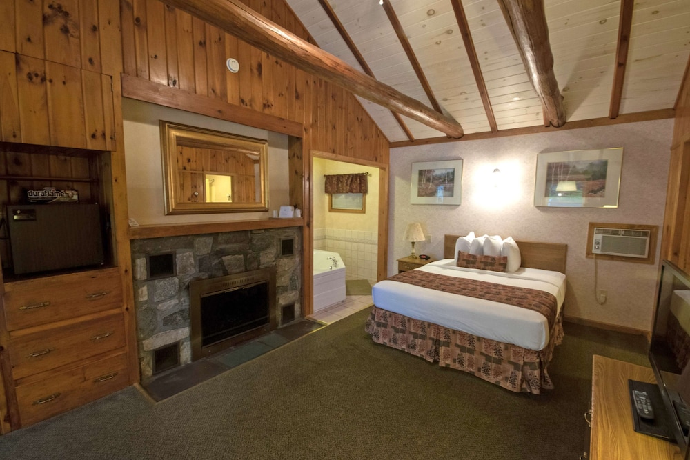 Adirondack Retreat Inn and Suites 20/36