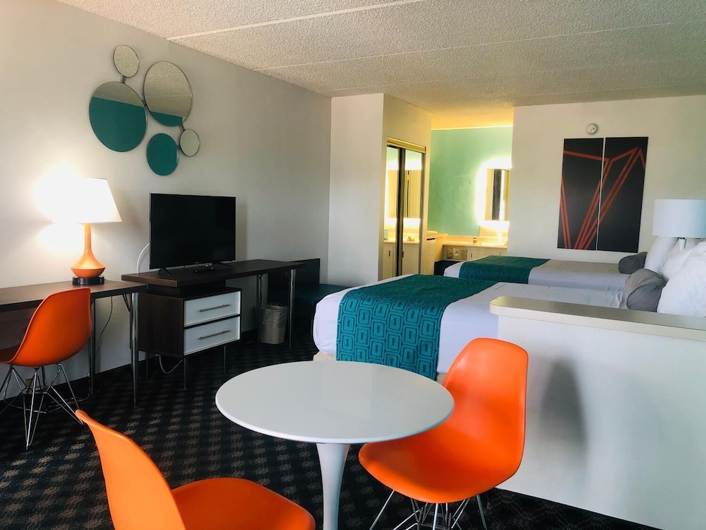 Howard Johnson by Wyndham Clearwater/Dunedin 12/16