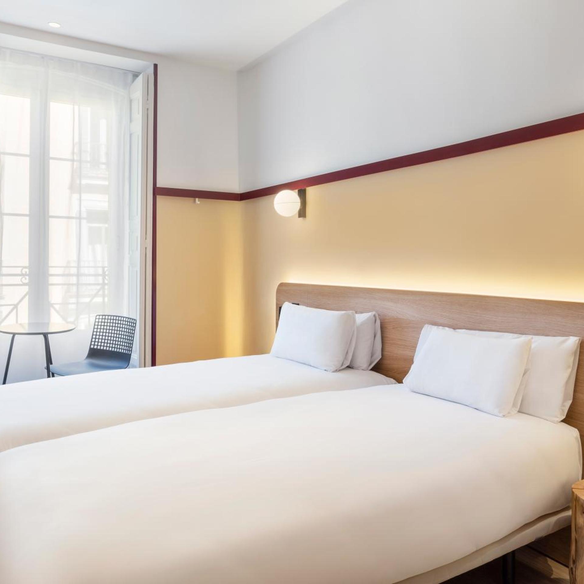 ROOM, TWIN BEDS