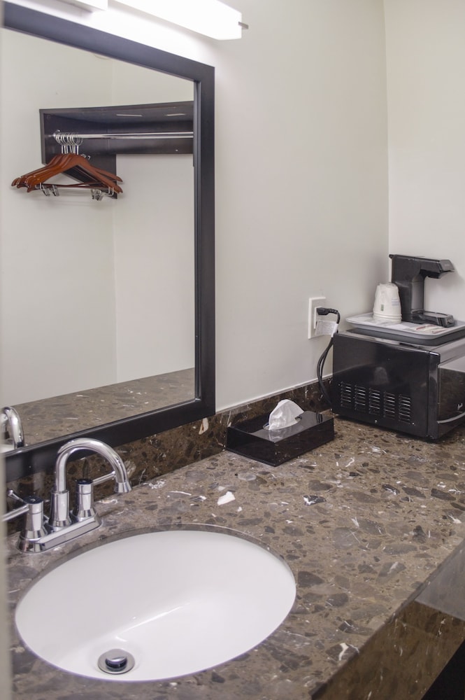 غرفة بسرير كينج للمدخنين، Travelodge by Wyndham Manhasset 5/5