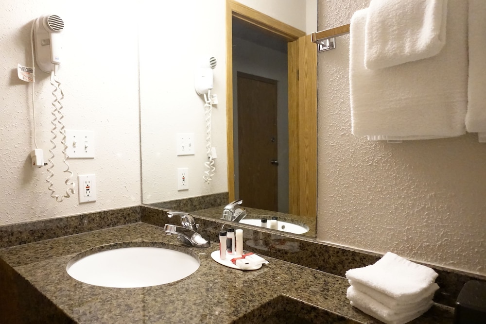 Super 8 by Wyndham Swift Current 8/46