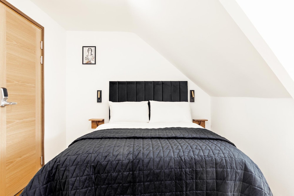 FENNERS HOTEL 14/32