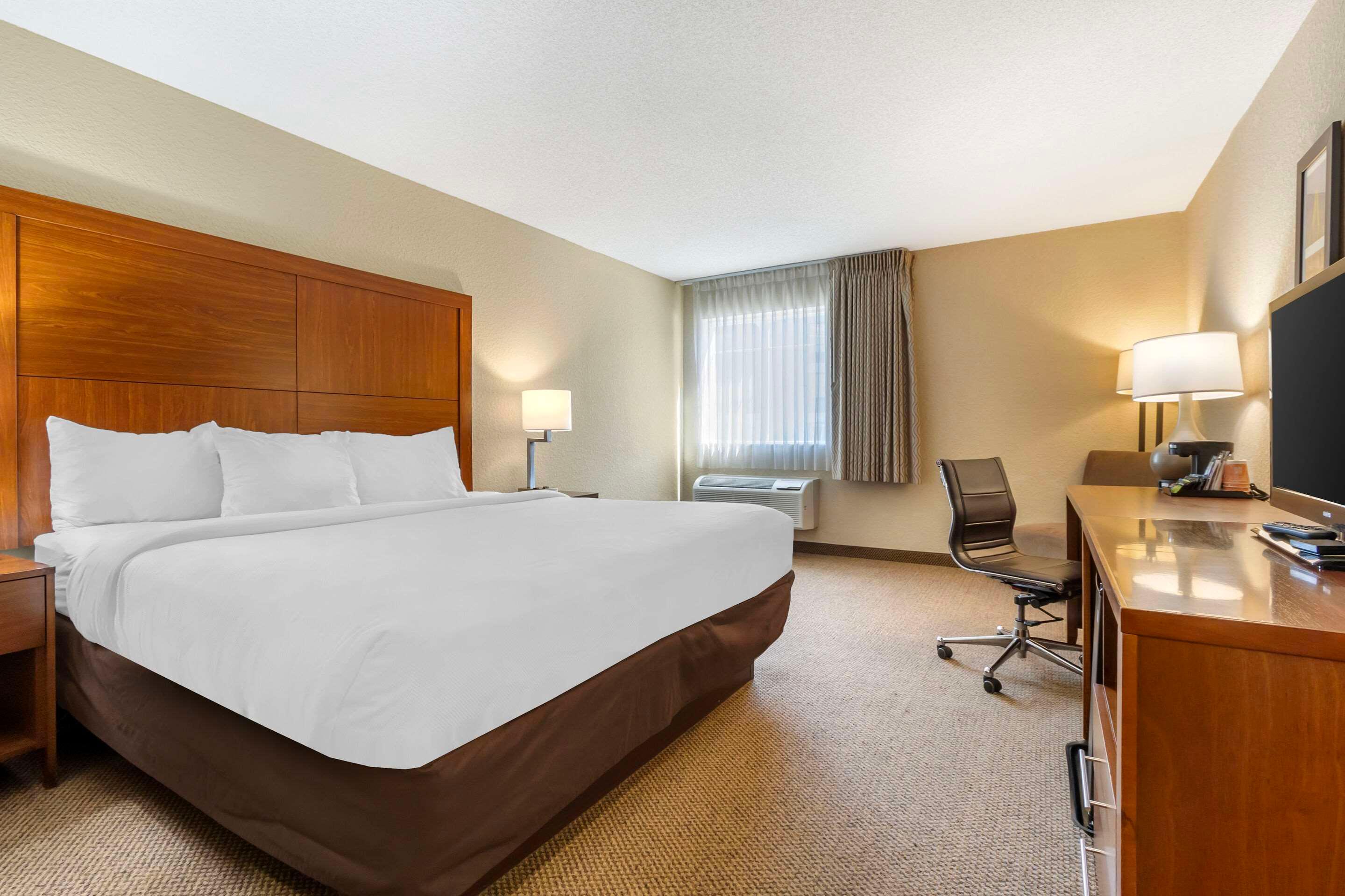 ROOM, KING BED