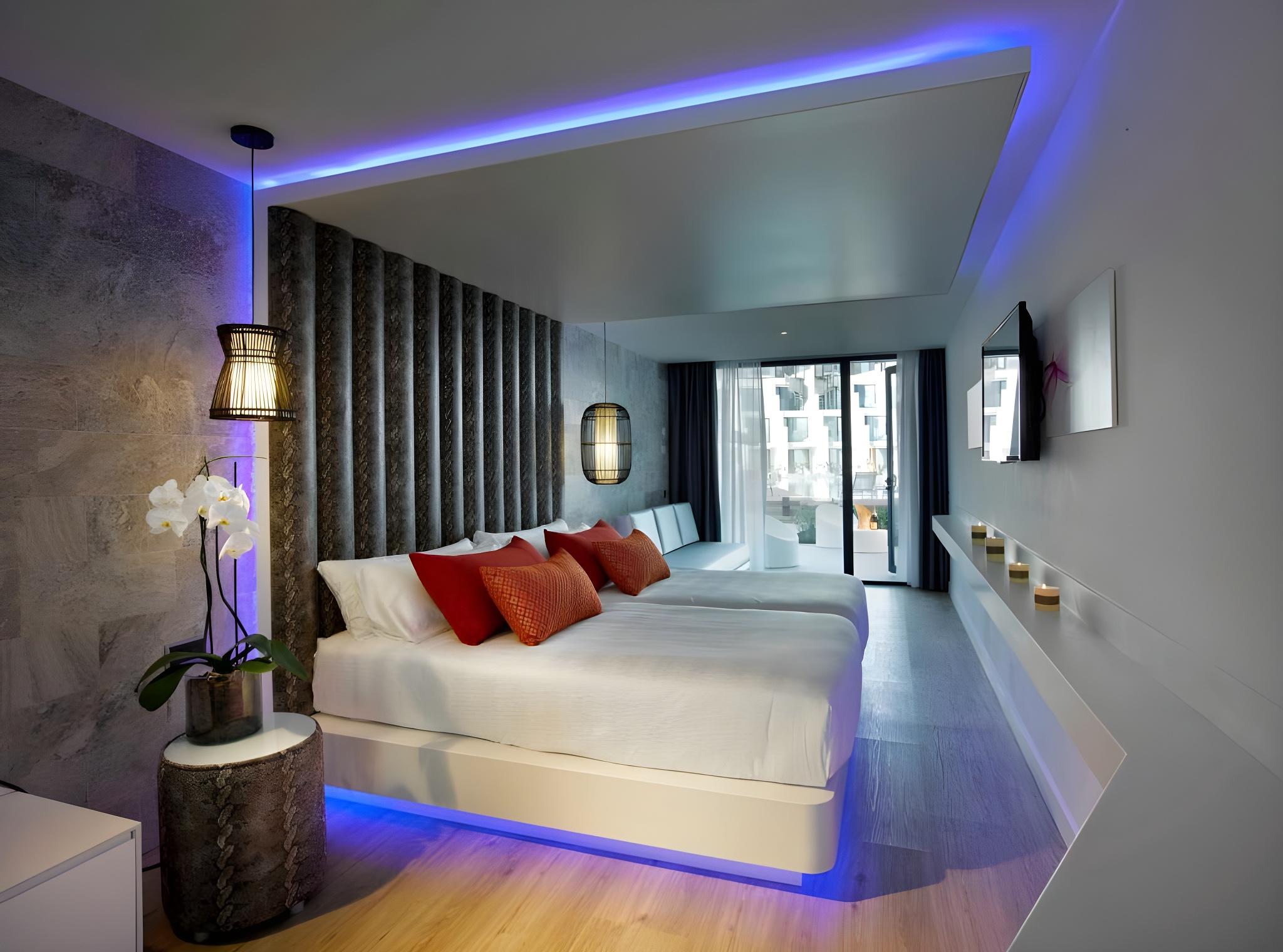 Silver, Studio, Suite