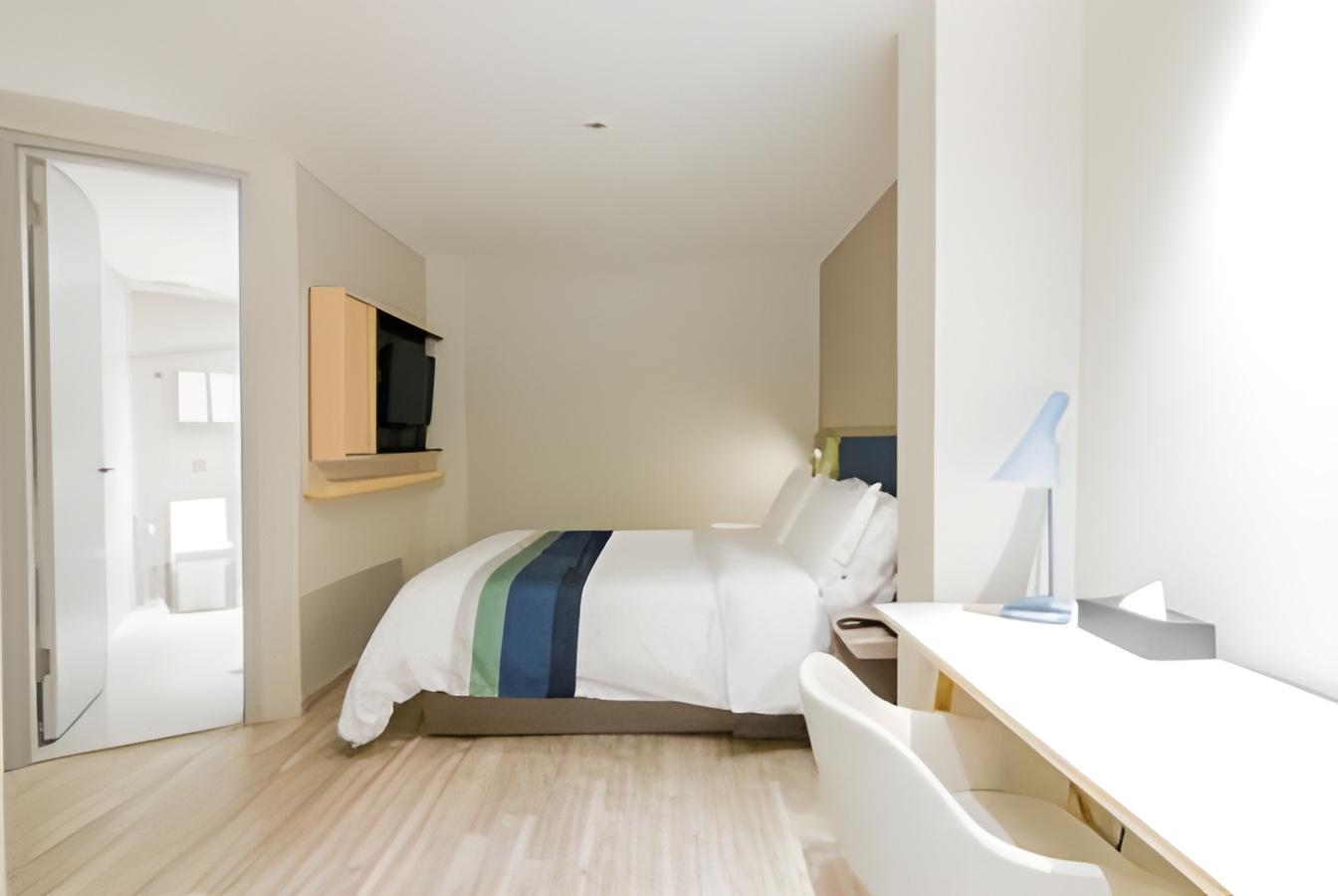 Home Inn Selected (South Square of Shanghai Railway Station) 45/63