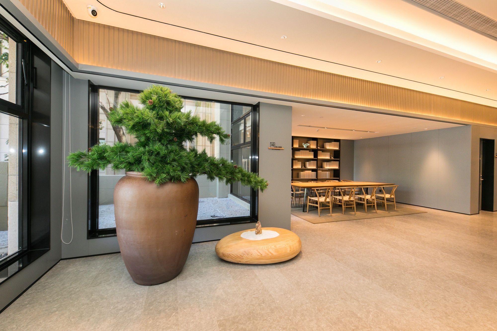 Four Seasons & Rally Hotel 39/47