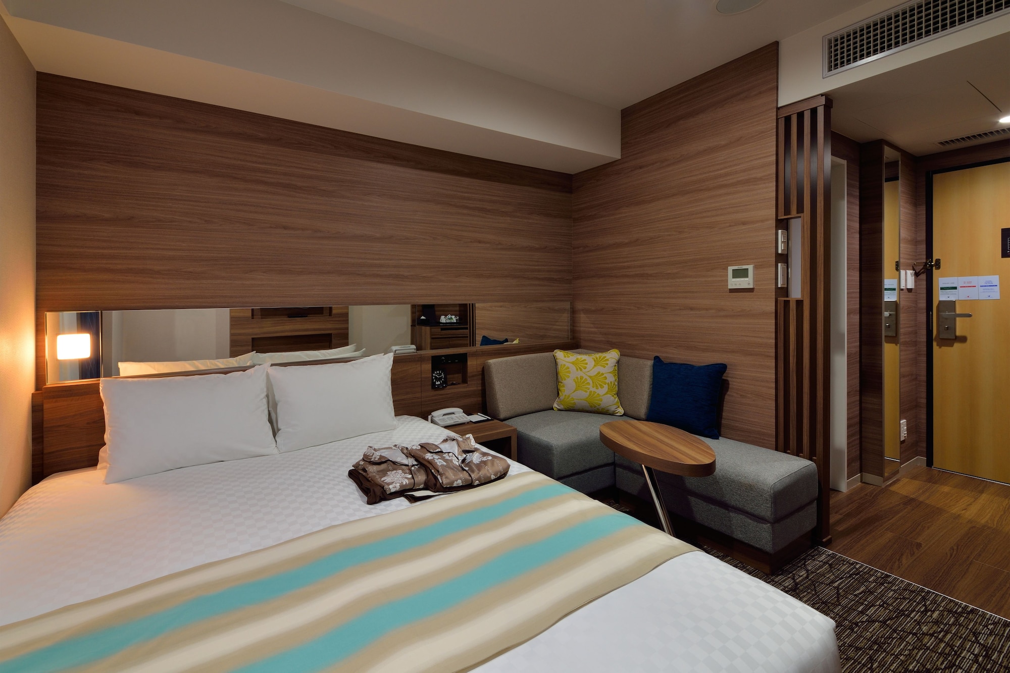 STANDARD, QUEEN BED
