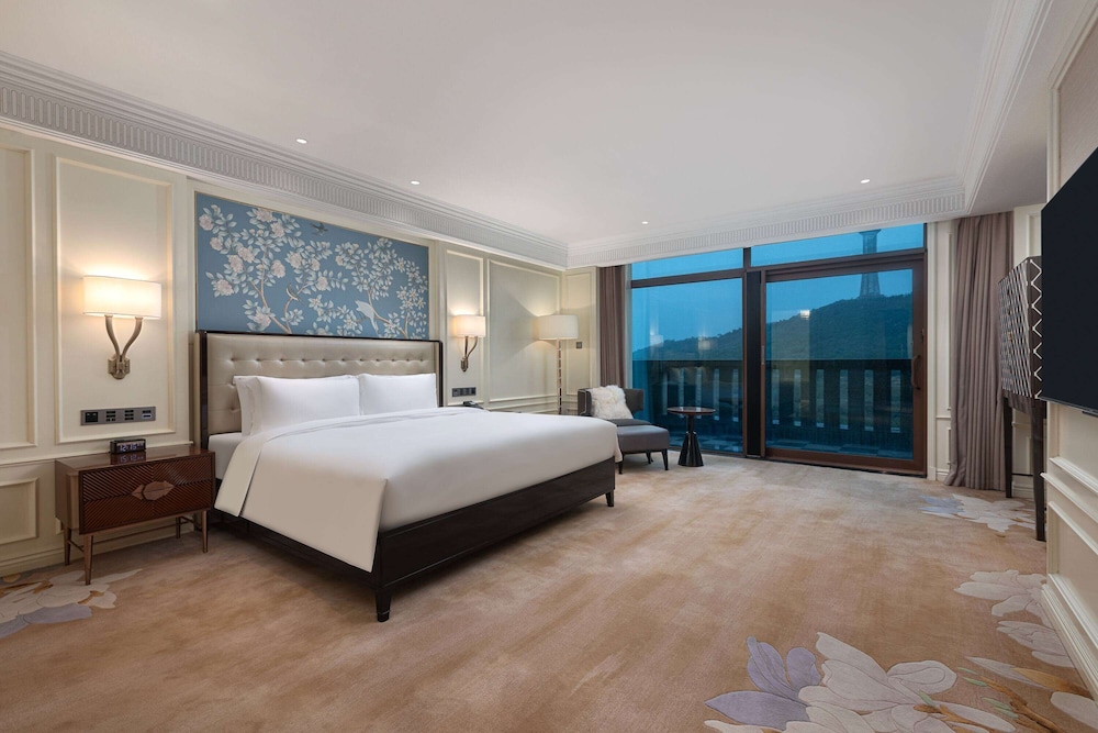 Ambassador, Suite, King Bed