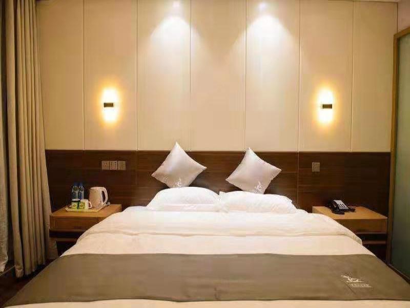 GreenTree Eastern Rizhao High Speed Railway Station Hotel 8/18
