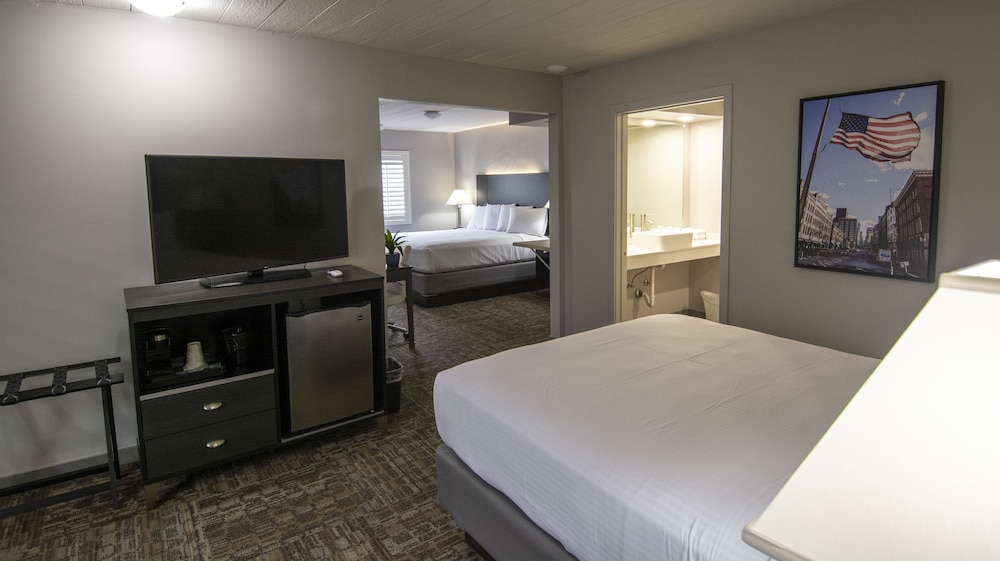 Americana Modern Hotel 8/38
