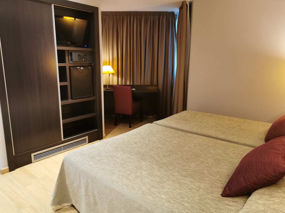 Plus, Queen Bed