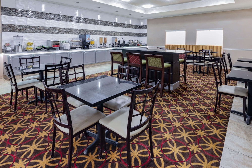 La Quinta Inn & Suites by Wyndham Garland Harbor Point 39/54
