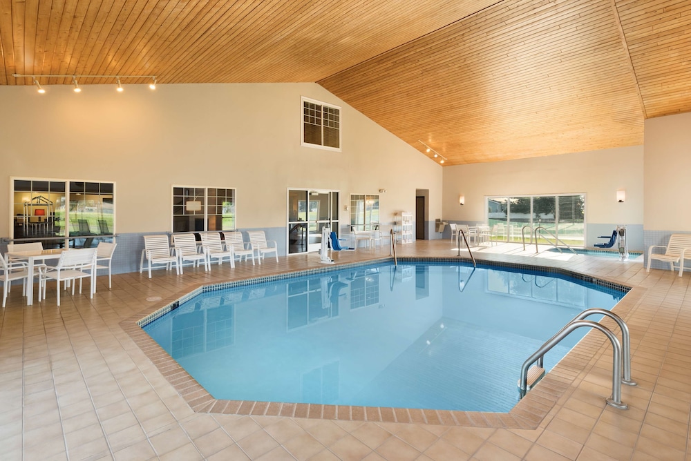 Country Inn & Suites by Radisson, Chippewa Falls, WI 2/25
