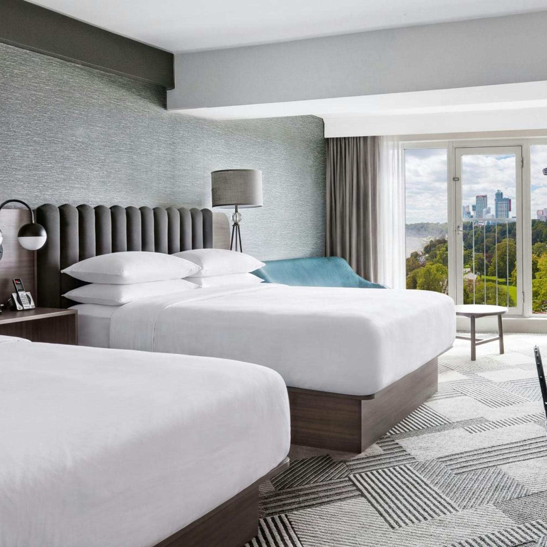 Guest Room, Queen Bed, Niagara Park View